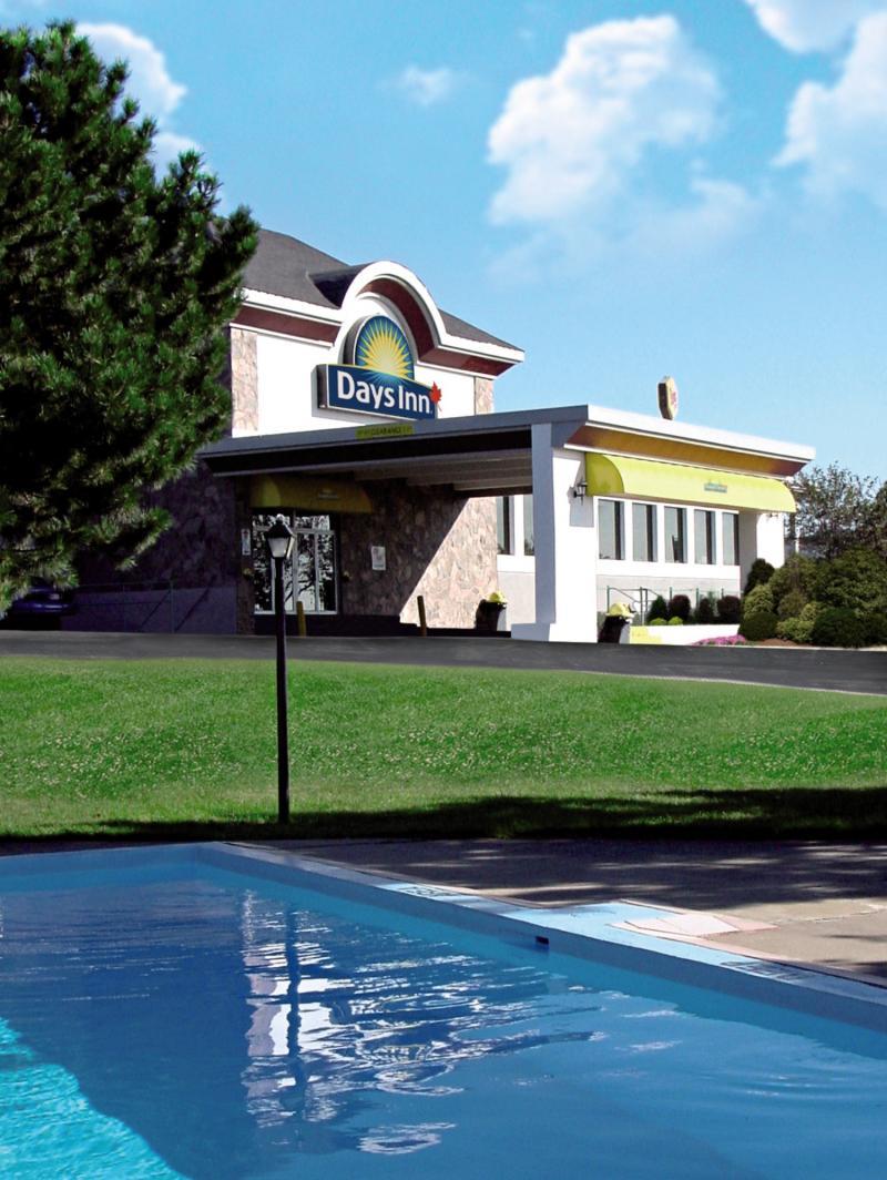 Quality Inn & Conference Centre Kingston Central Exterior photo